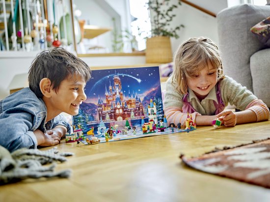 Kinderen spelen met een LEGO Disney adventskalender met kerstboom, kasteel en prinsessen