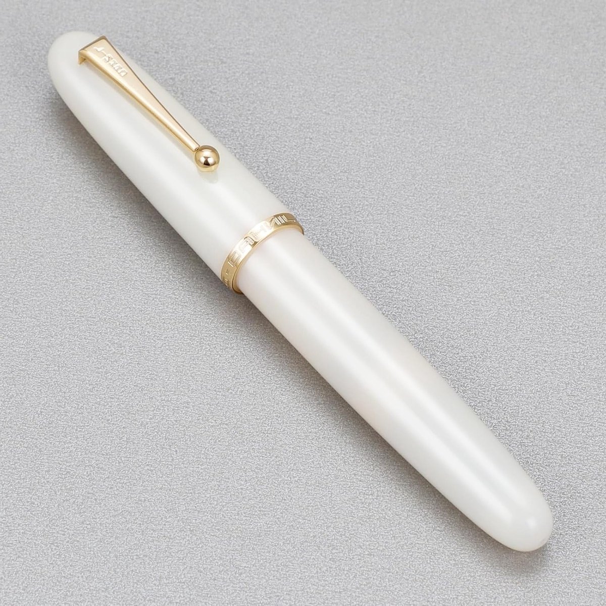 Stijlvolle vulpen met fijne punt, ivoorkleurige acryl behuizing en gouden clip voor groot schrijfplezier