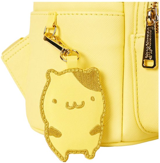 Gouden rits en Pompompurin charm aan de voorkant van een gele rugzak.