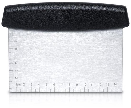 Roestvrijstalen deegschraper met zwart, ergonomisch handvat en maataanduiding in cm.