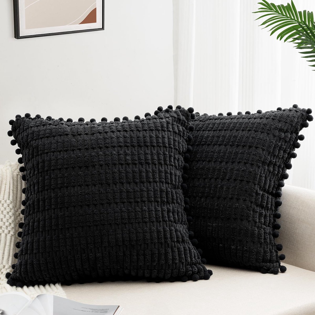 Unyqoos ® Set van Twee Luxe Kussenslopen van Corduroy Fluweel met Pompons voor Moderne Stijl zwart