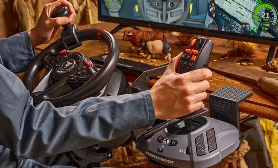 Persoon gebruikt een stuursysteem en joystick terwijl hij een spel speelt op de monitor.