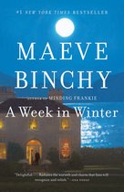 Boek 'A Week in Winter' van Maeve Binchy, met #1 New York Times Bestseller. Een stenen huis met verlichte ramen, een maanverlichte zee.