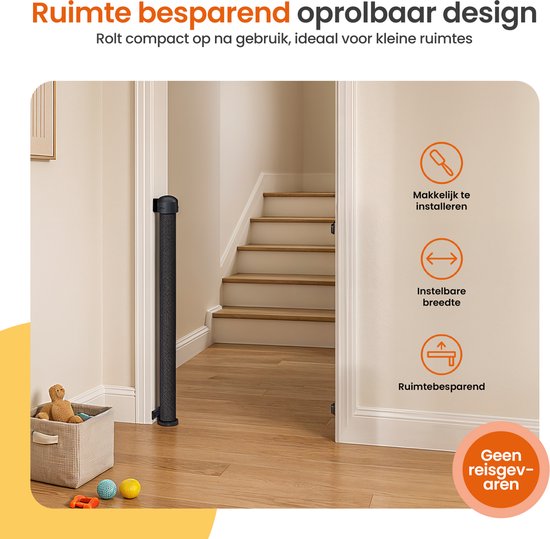 Zwart oprolbaar hekje in een gang, ruimtebesparend en makkelijk te installeren.