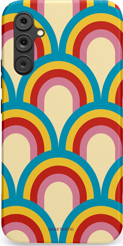 Telefoonhoesje met retro regenboogpatroon in geel, blauw, rood en roze.
