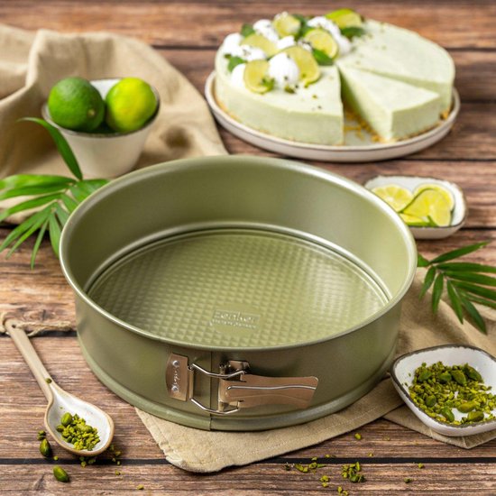 Een groene springvorm met een open klittenbandsluiting en een geruite bodem.