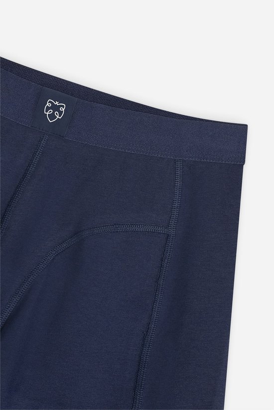 Detail van de donkerblauwe boxershort met naden en elastische tailleband.