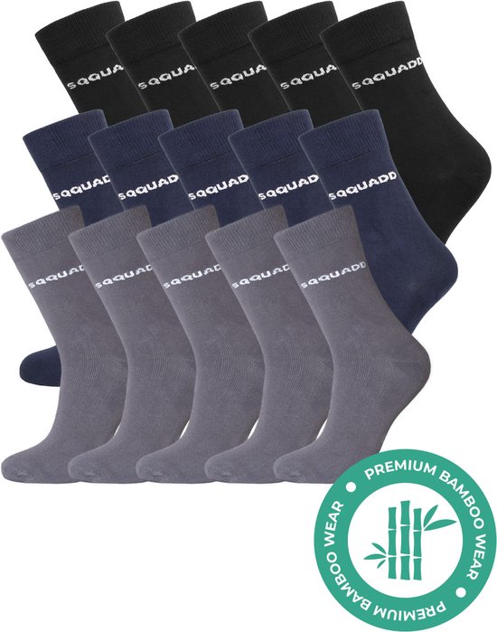 Een multipack SQQUADD bamboe sokken in zwart, donkerblauw en grijs. Met logo en "Premium Bamboo Wear" tekst.