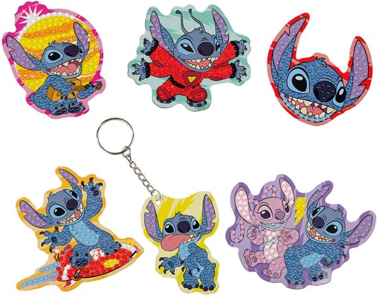 Six magnets Stitch diamond painting terminés et un porte-clés. Un avec Stitch jouant de la guitare, un en costume rouge, un visage de Stitch, Stitch sur un surf et deux Stitches ensemble.