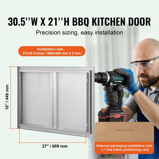 Een man met een boormachine monteert een 774x449 mm RVS BBQ keuken deur. De afmeting 27"/689 mm breed en 18"/449 mm hoog is aangegeven.