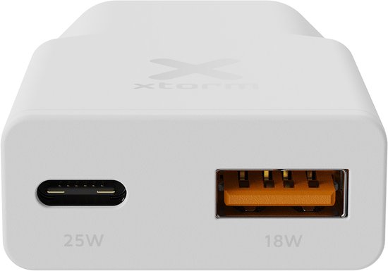 Close-up van de witte XTORM oplader, met de USB-C (25W) en USB-A (18W) poorten zichtbaar.