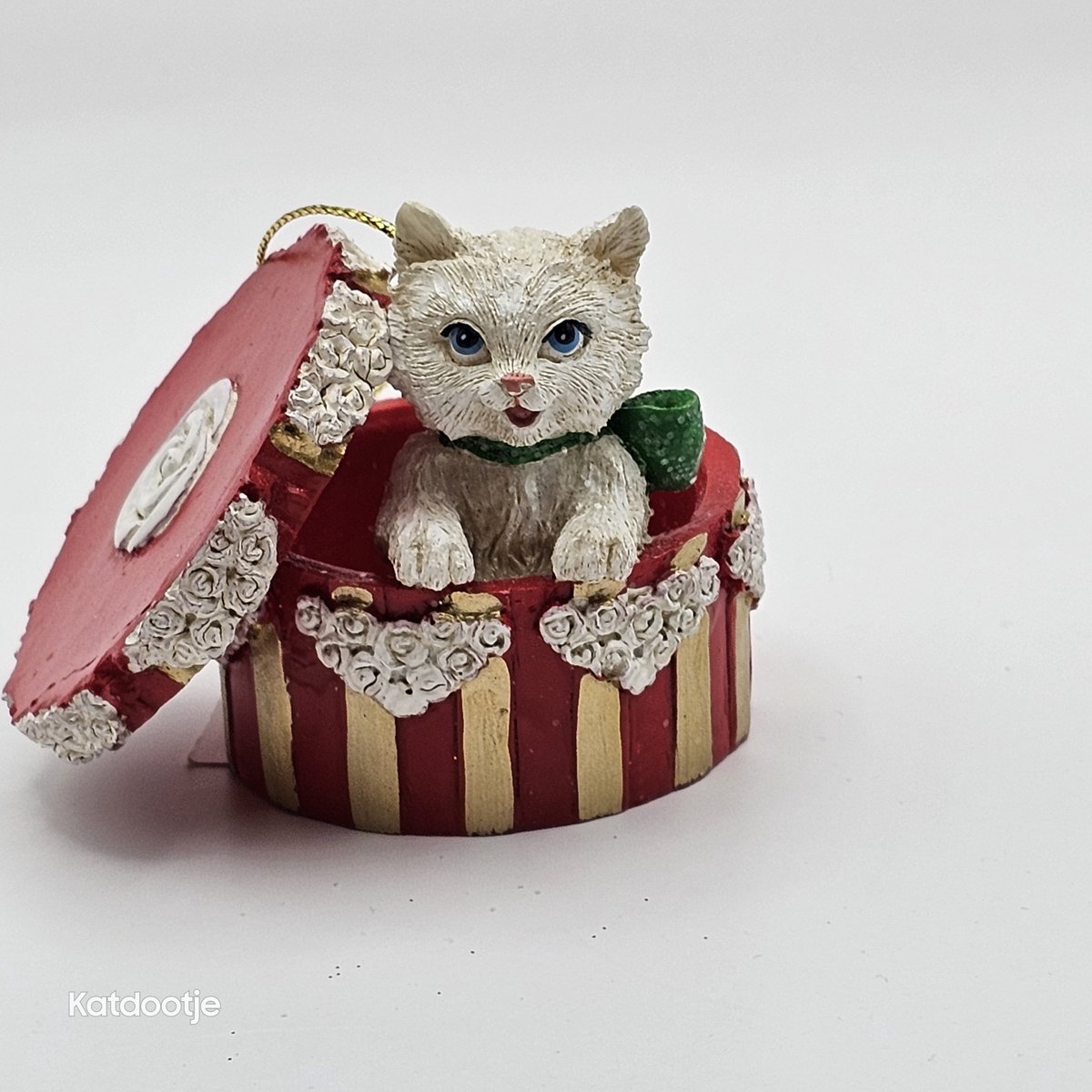 Katdootje - Kerstornament - Witte poes in doos