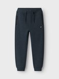 Donkerblauwe joggingbroek met trekkoord, ritszakken en logo rechts.