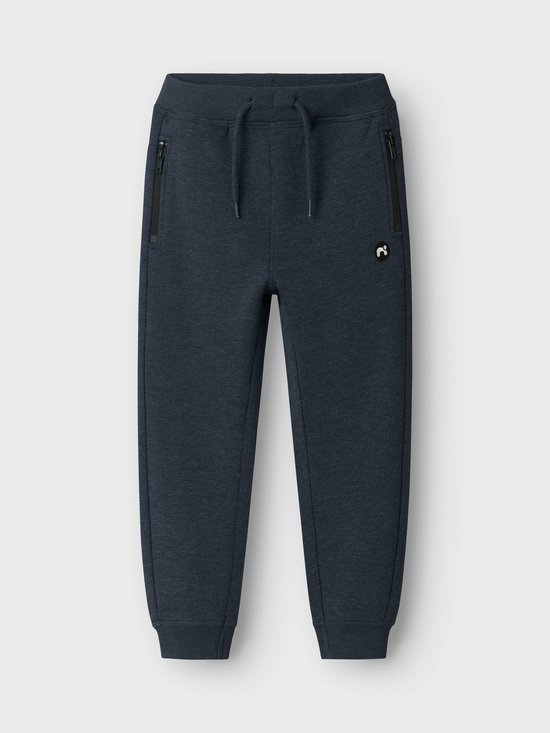 Donkerblauwe joggingbroek met trekkoord, ritszakken en logo rechts.