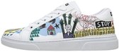 Witte sneaker met illustraties van een huisje, een jongen met handen, en de tekst 'STOP'.
