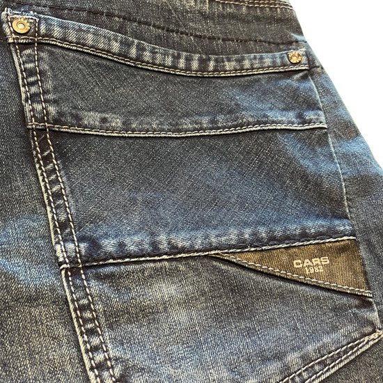 Close-up van de achterzak van een blauwe jeans met het Cars Jeans logo en stiksels.