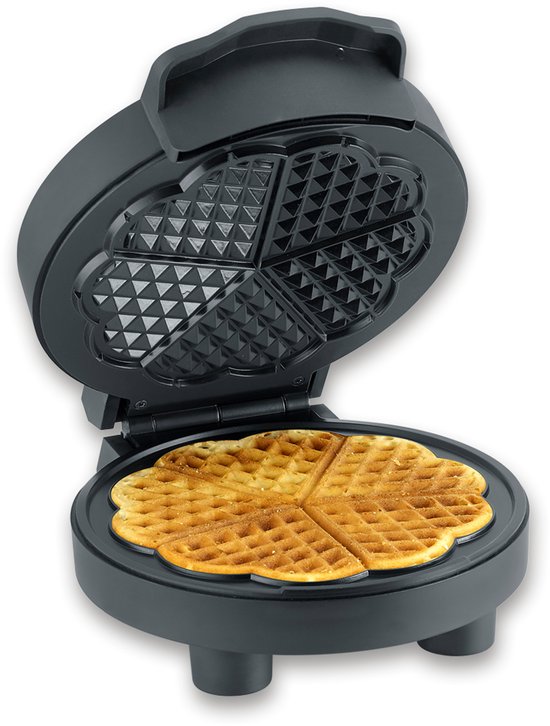 Zwart wafelijzer open met een verse hartjeswafel met kaneel.