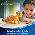 Gele LEGO Simba welp, zittend op een tafel.