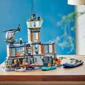 LEGO City Politiegevangeniseiland met gevangenistoren, helikopter en boten op een houten tafel.