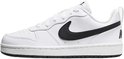 Witte Nike sneaker met zwart Nike logo op de zijkant. Veter sluiting. Zwarte zool.