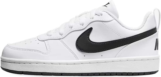 Witte Nike sneaker met zwart Nike logo op de zijkant. Veter sluiting. Zwarte zool.