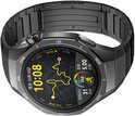 Gedetailleerde weergave van een zwart metalen smartwatchband, met een donker display waarop een kaart en sportgegevens te zien zijn.