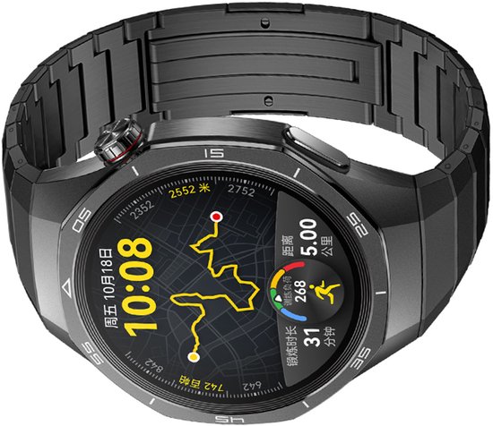 Gedetailleerde weergave van een zwart metalen smartwatchband, met een donker display waarop een kaart en sportgegevens te zien zijn.