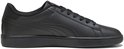 Zwarte leren sneaker met een effen zool en subtiele Puma-strepen op de zijkant.