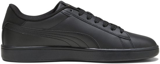 Zwarte leren sneaker met een effen zool en subtiele Puma-strepen op de zijkant.