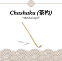 Traditionele bamboe chashaku (matcha lepel) met een gebogen uiteinde voor het meten van matcha.