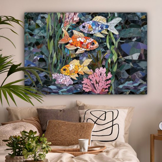Mozaïek van drie vissen in oranje, geel en blauw in een slaapkamer boven een bed.