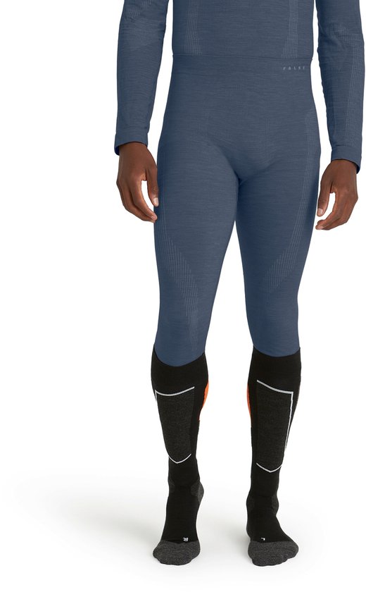 Man in blauwe thermobroek en sokken, voorkant.