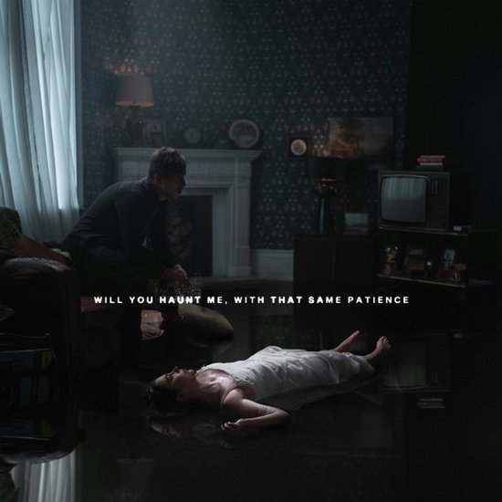 Man boven een liggende vrouw in een donkere kamer. Tekst: "WILL YOU HAUNT ME, WITH THAT SAME PATIENCE".