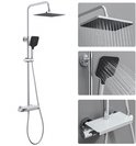 Douchesysteem in werking met stromend water uit de regendouche en handdouche, en thermostaatkraan met glazen plateau.