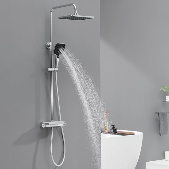 Doucheset in werking met sproeiende regendouchekop en handdouche, thermostaatkraan met planchet, in chroom.