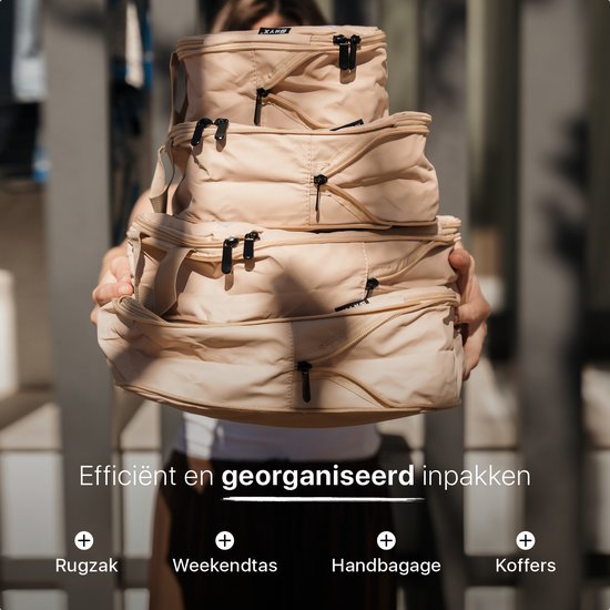 Vrouw houdt een stapel van vier beige packing cubes vast. Geschikt voor rugzak, weekendtas, handbagage en koffers.