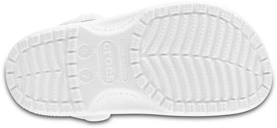 Zool van een witte Crocs Classic Clog met merklogo.