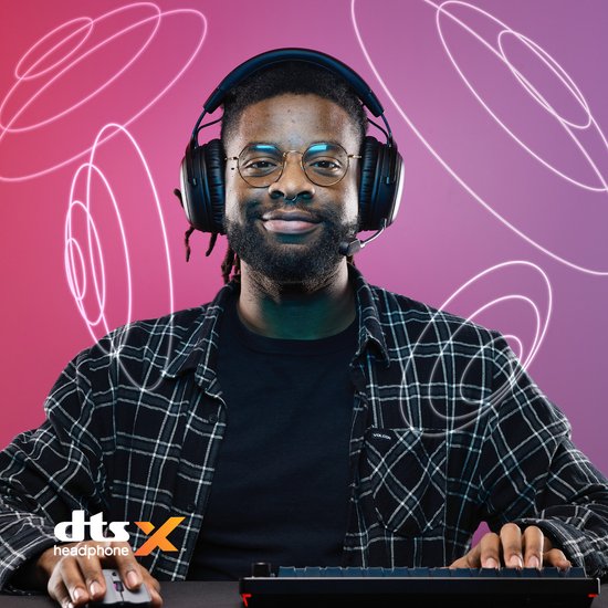 Man met bril draagt een zwarte gaming headset met rode accenten.