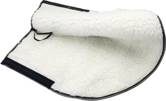 Een witte, zachte schapenvacht met zwarte randen.