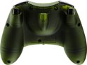 Onderkant van een doorzichtige groene Xbox controller, met zwarte grepen.