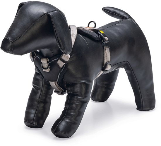 Een zwart leren hondenspeeltje met een lichtgrijs Beeztees Y-tuig.