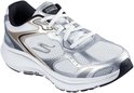 Witte Skechers Go Run dames sneaker met zilveren en koperkleurige accenten, schuin van voren gezien.