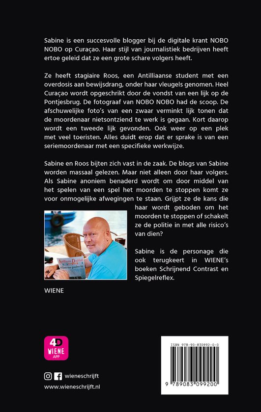 Een man met een baard, een blauw shirt en een pet op, kijkt over zijn schouder naar de camera. Achter hem ligt een zee en een krant met de titel 'William Diggle'.