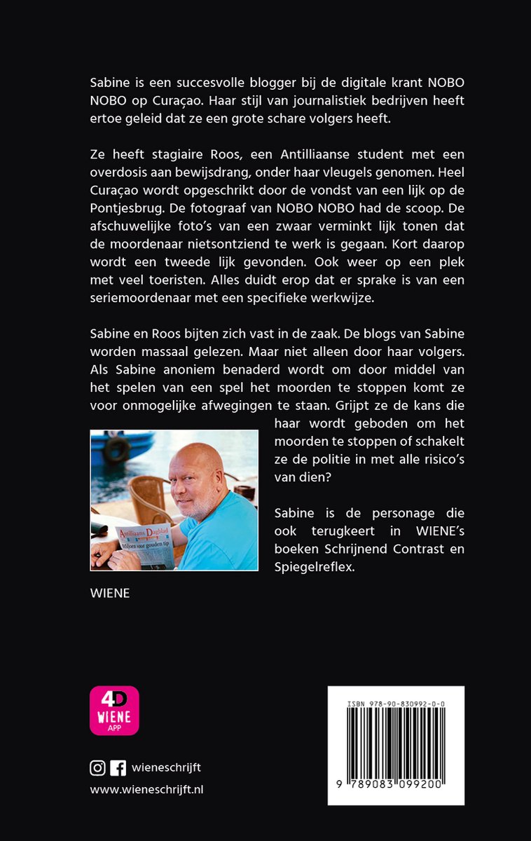 Een man met een baard, een blauw shirt en een pet op, kijkt over zijn schouder naar de camera. Achter hem ligt een zee en een krant met de titel 'William Diggle'.