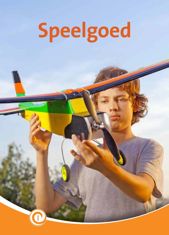 Een jongen met een gekleurd modelvliegtuigje in zijn handen, met propellor. Titel "Speelgoed".