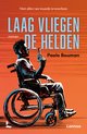 Een man in een rolstoel met een pistool, titel 'Laag vliegen de helden'.