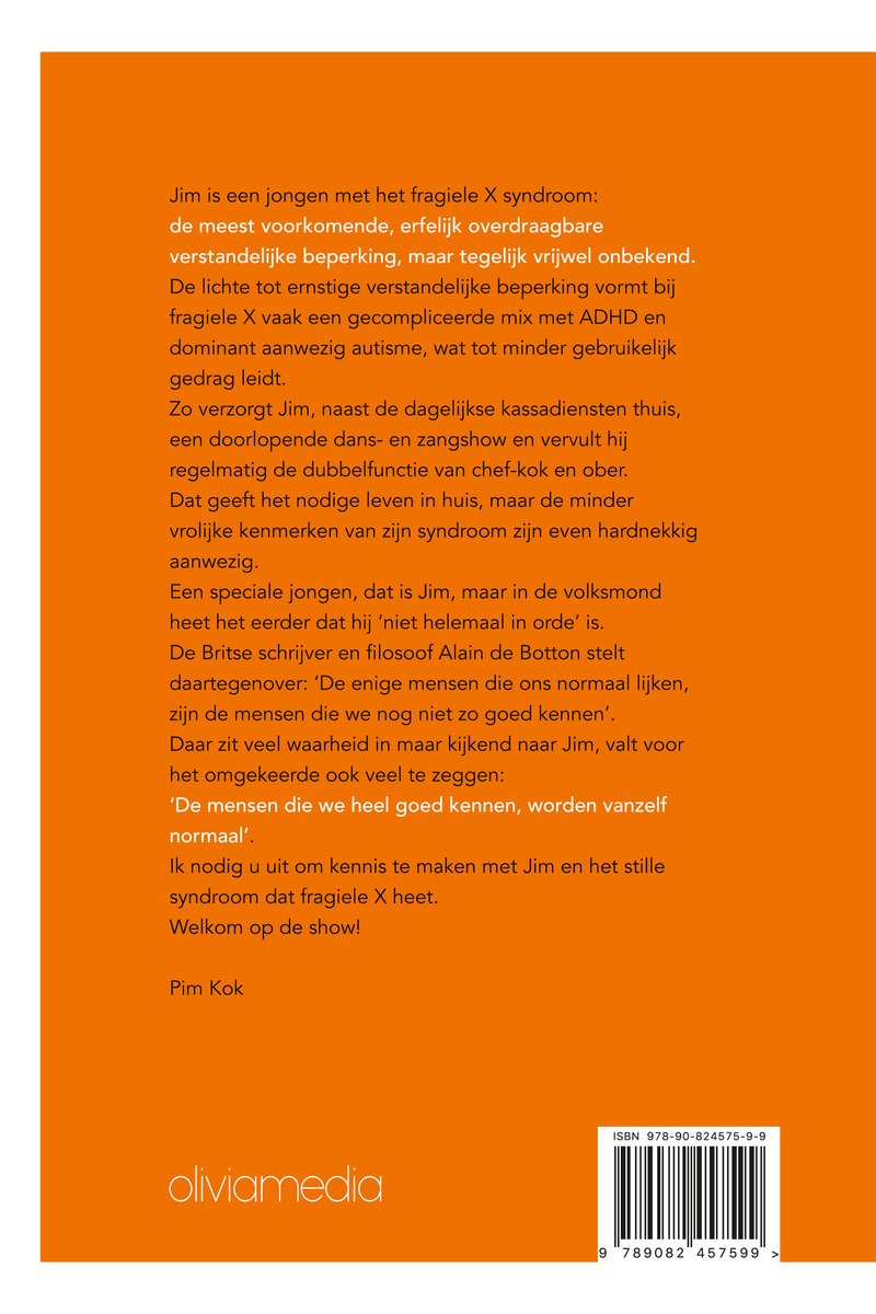 Achterkant van een boek met oranje achtergrond. Tekst over Jim, een jongen met fragiele X syndroom. Logooliviamedia.