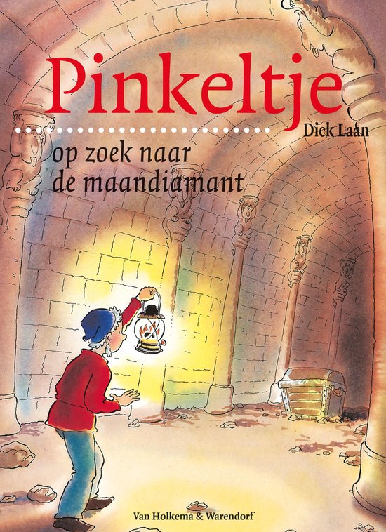 Pinkeltje, gekleed in een rood jasje en blauwe broek, draagt een lantaarn in een stenen gang. Een kist staat rechts.