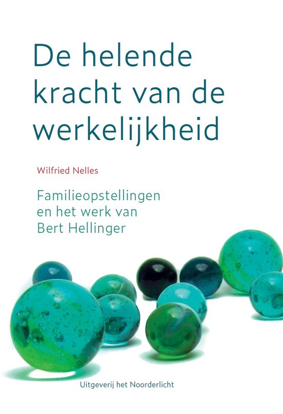 Boekomslag met de titel 'De helende kracht van de werkelijkheid' en een verzameling glazen knikkers.