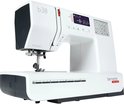 Witte Bernette b38 naaimachine, van de zijkant gezien met digitaal scherm.
